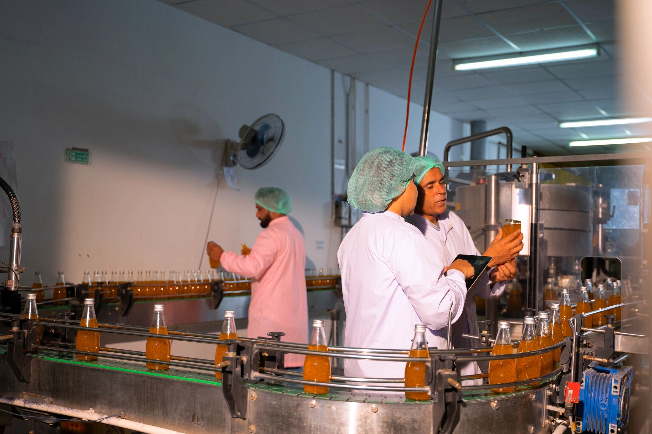 Equipo trabajando en una planta de producción de bebidas