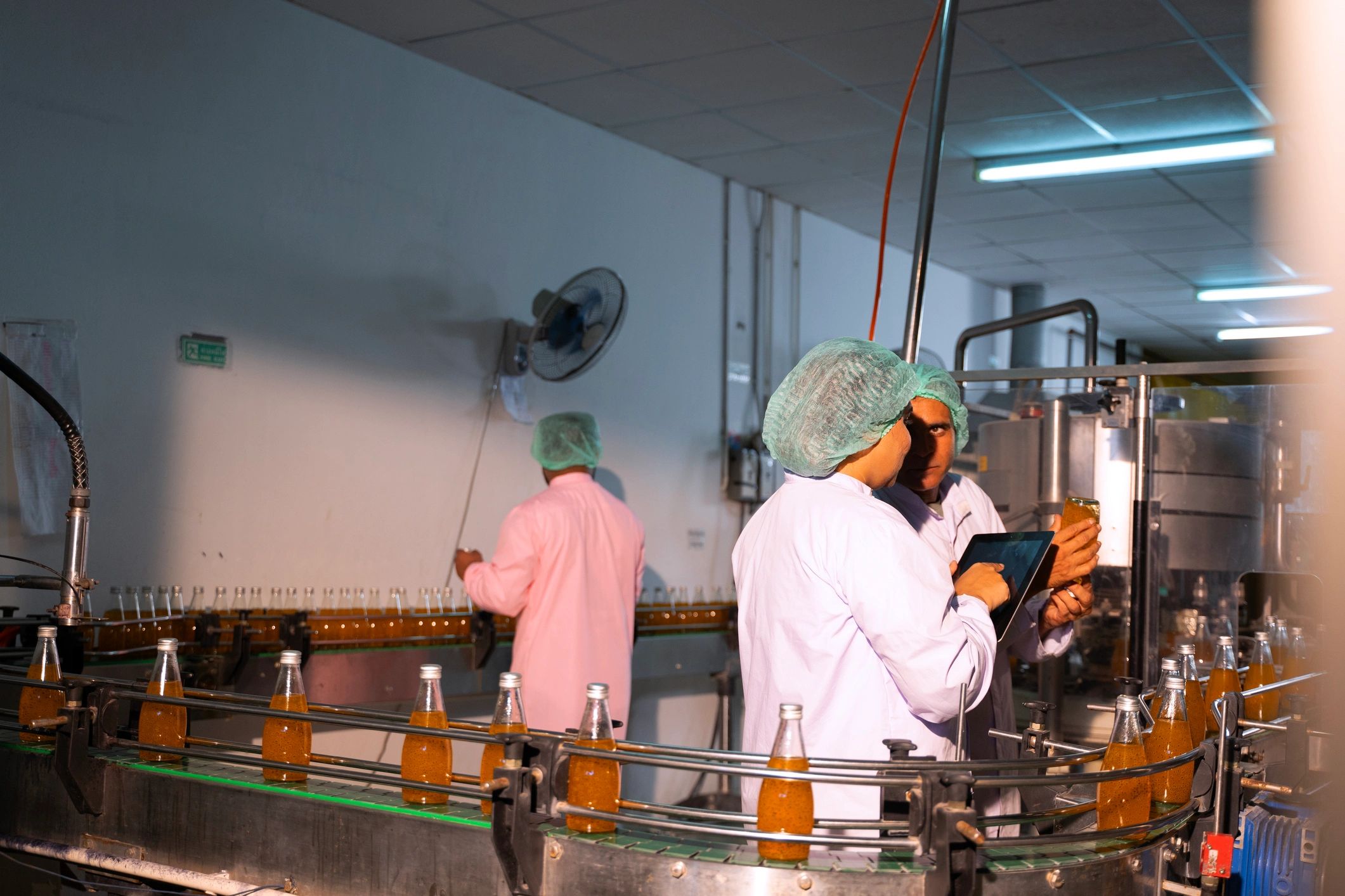 Personal trabajando en una planta de producción de bebidas