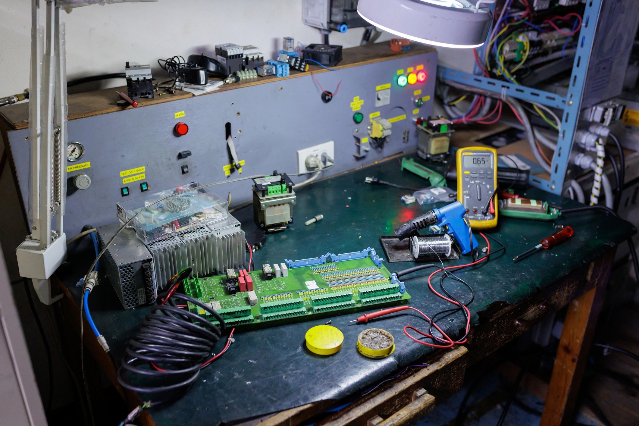 Placa de circuito y herramientas de electrónica