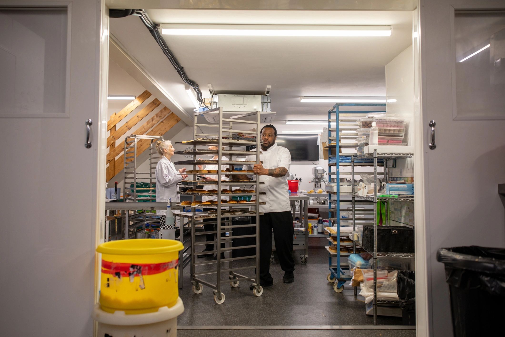 Equipo revisando procesos de calidad en una cocina industrial
