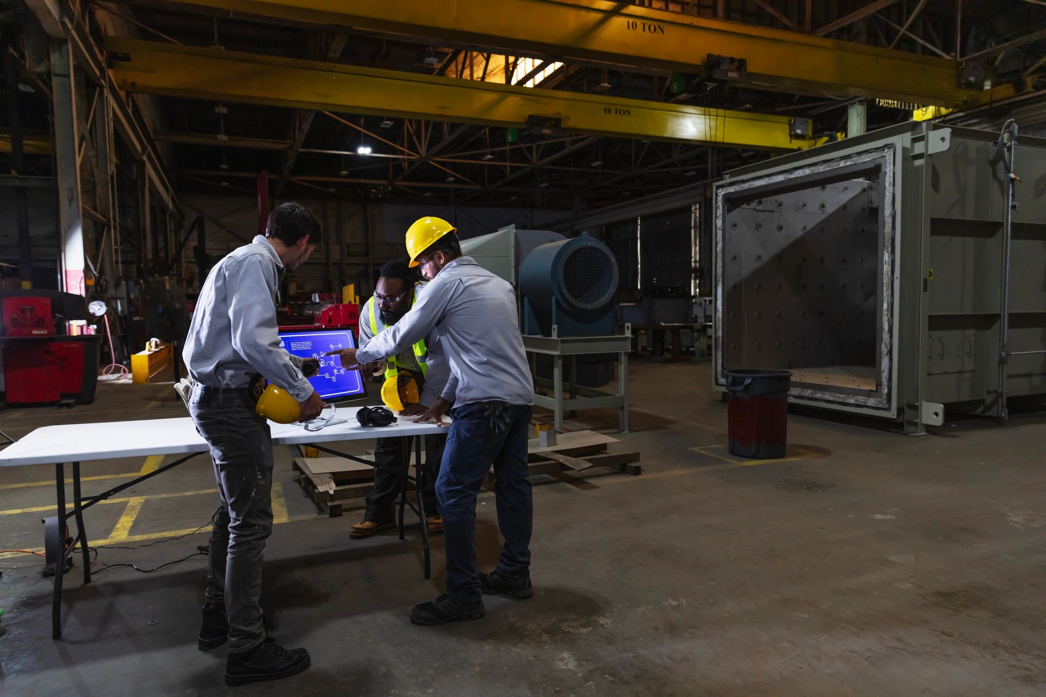 Equipo técnico revisando datos en una planta de manufactura