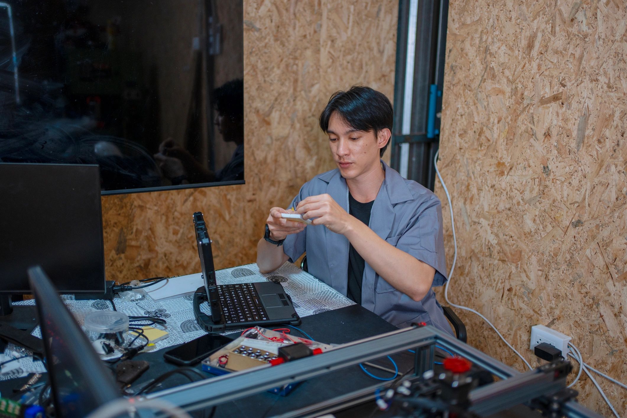 Técnico trabajando en un taller de electrónica